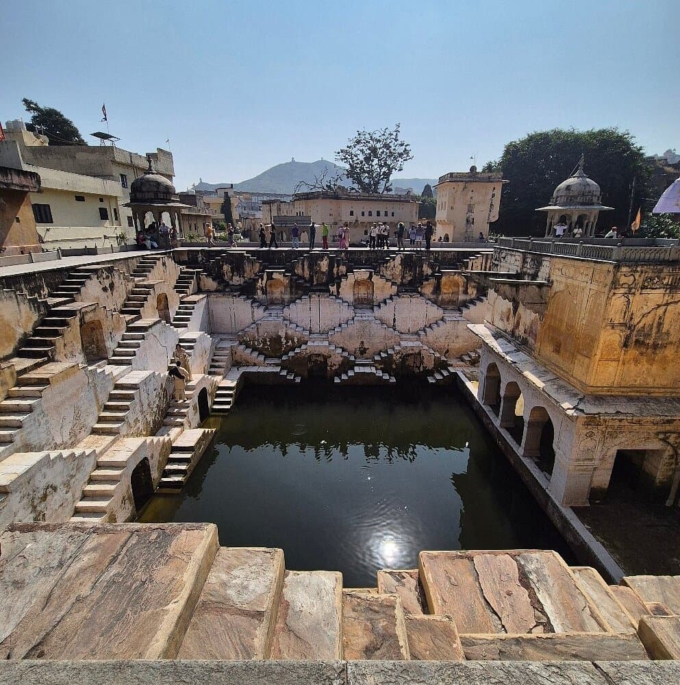 Panna Meena ka kund 